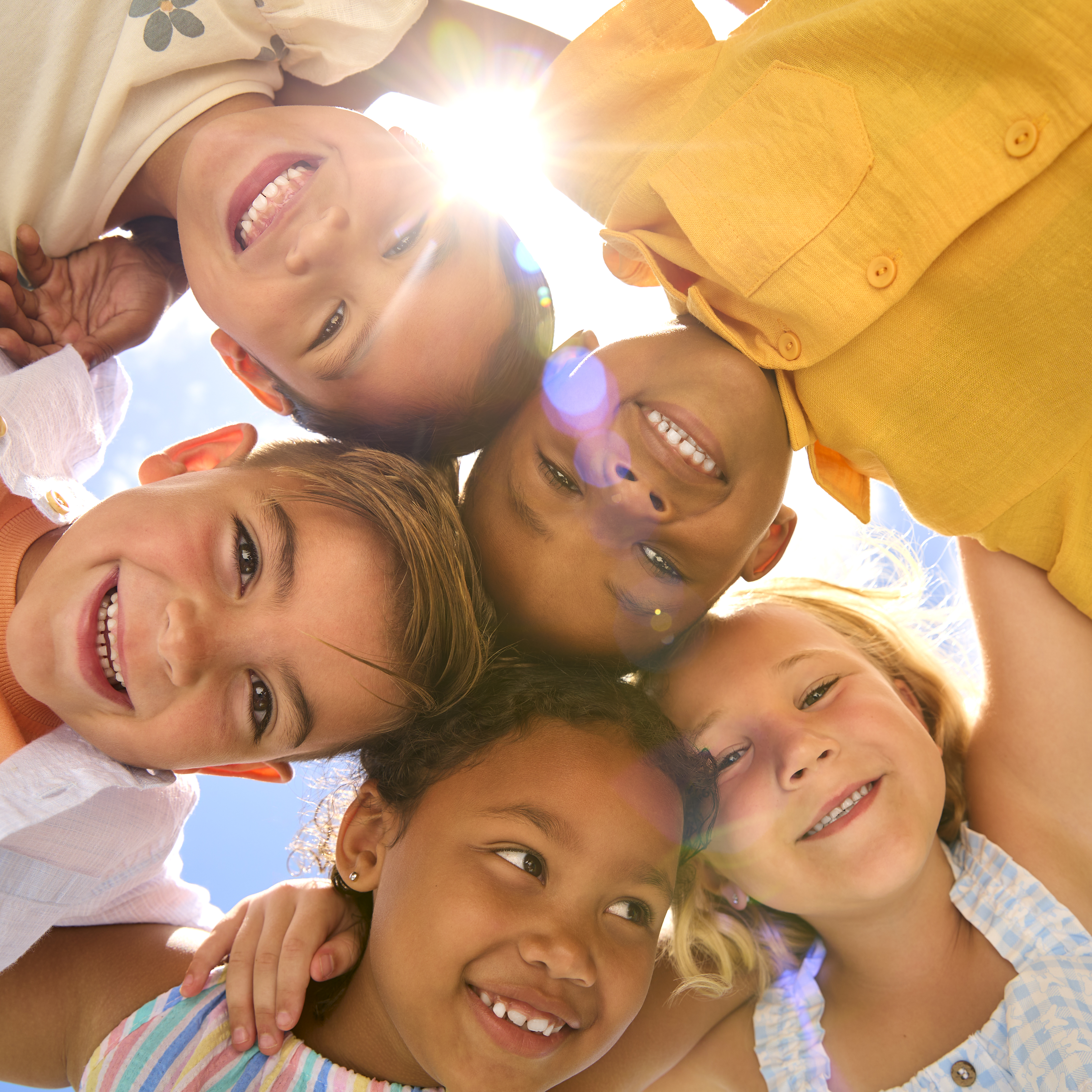 Grupo de niños abrazados muy felices.