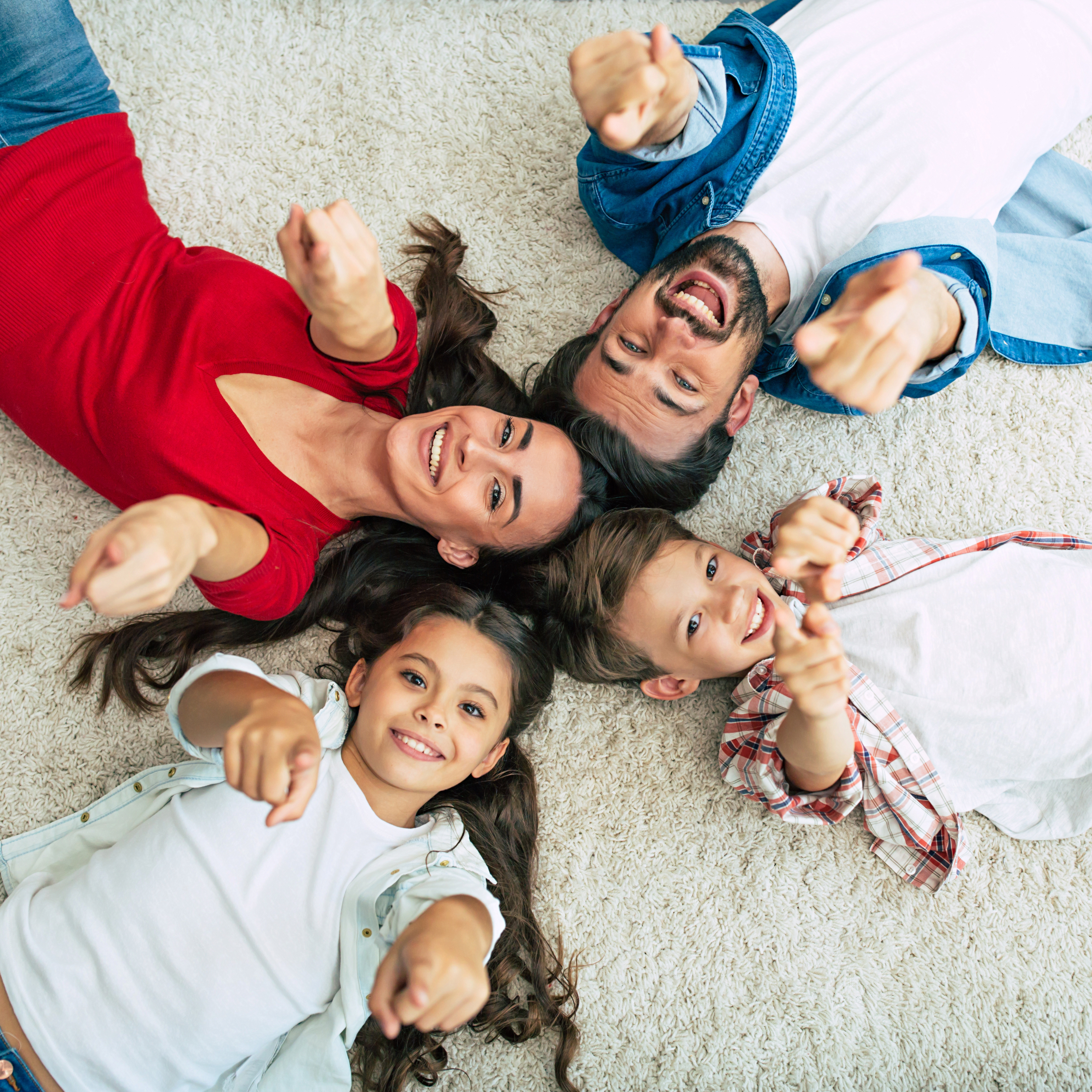 Foto de papá, mamá e hijos felices.